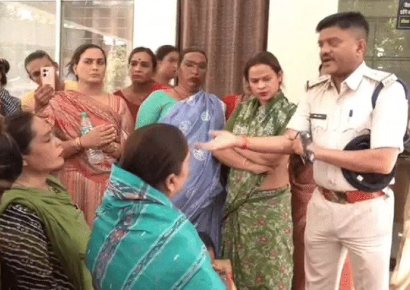 पंढरीनाथ थाने पर हंगामा,सोनम और पायल गुट के किन्नर भिड़े