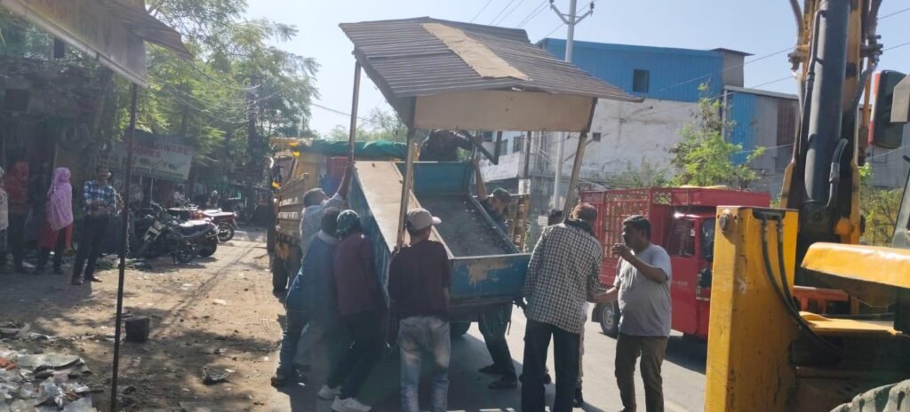 वार्ड 70 में अवैध मीट की दुकानें और टीन शेड हटाए गए