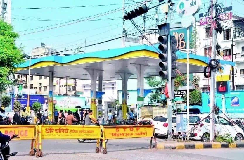 प्रगति चौराहे का बंद पड़ा है ट्रैफिक सिग्नल