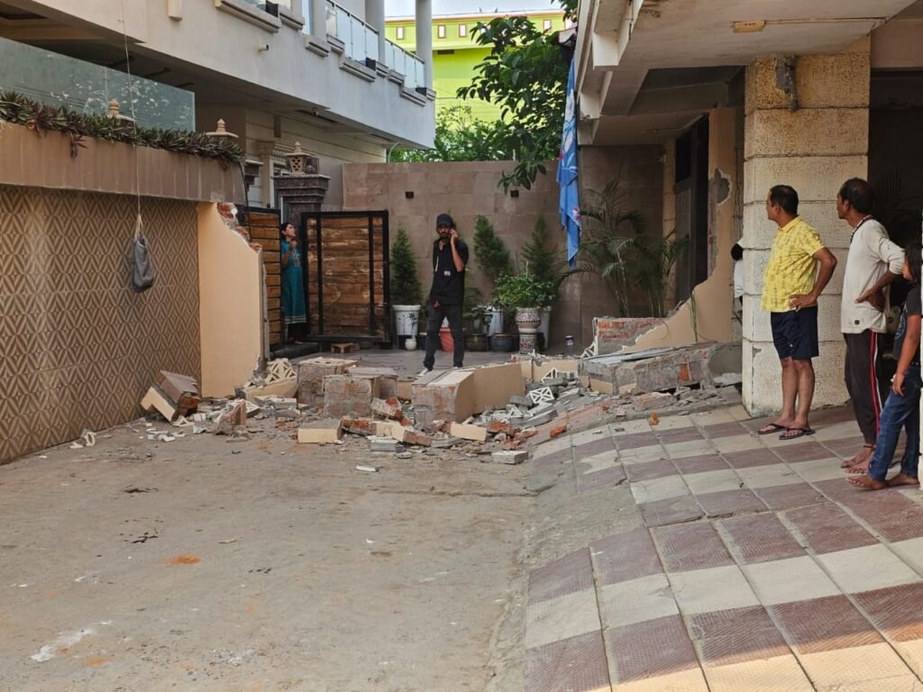 बाउंड्रीवाल बनाकर किये गये अतिक्रमण को नगर निगम ने तोड़ा