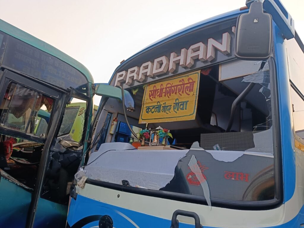 चलती बस में चालक को आया अटैक