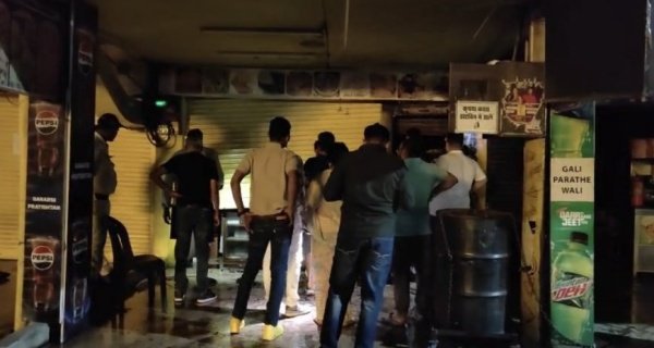 आधी रात को दुकान में लगी आग
