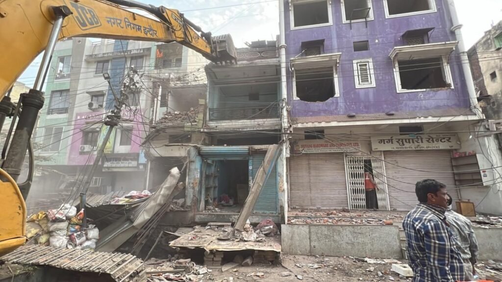 चंद्रभागा में 18 मीटर चौड़ी सड़क के लिए बाधक हटाए