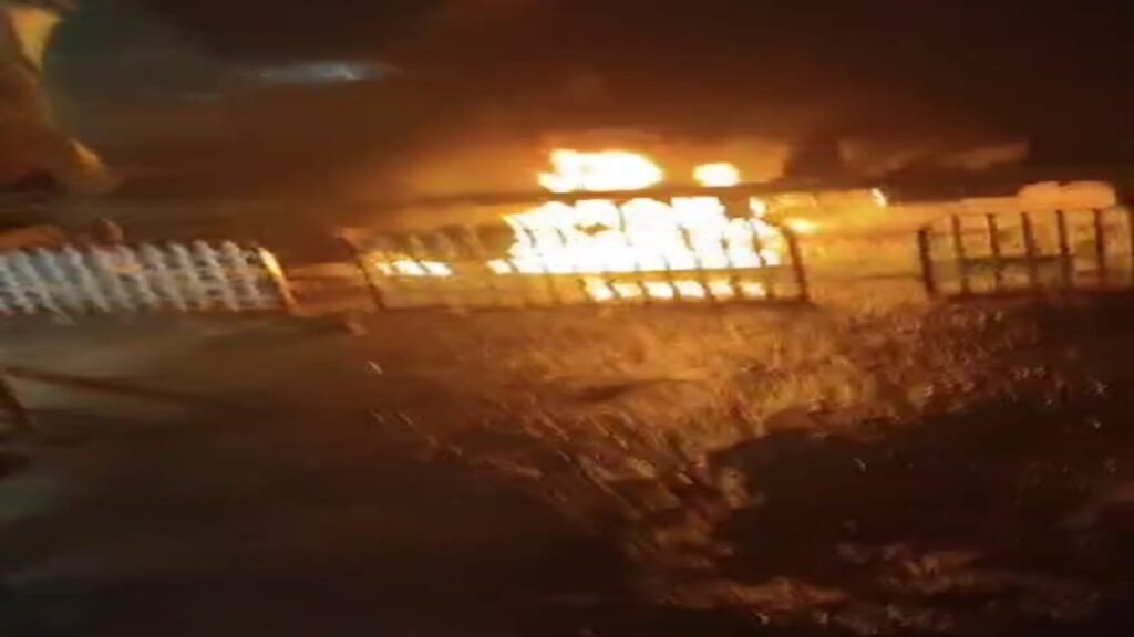 पेट्रोल भरकर निकले रेल टैंकर में आग से डिपो में हड़कंप, जबलपुर से 9 दमकल भेजीं