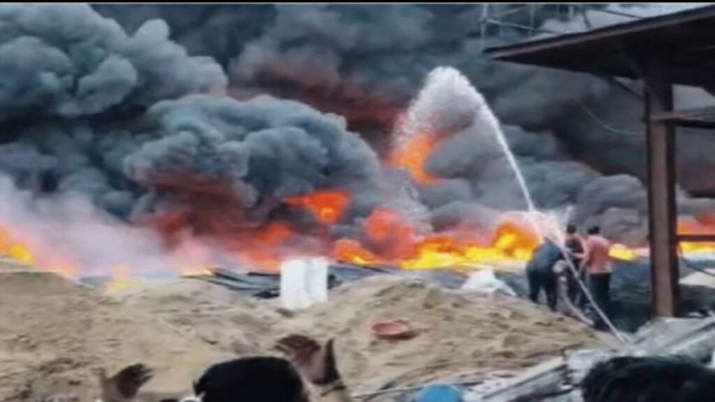 पीथमपुर की पाइप फैक्ट्री में भीषण आग, एयरपोर्ट से भी बुलाई फायर टीम