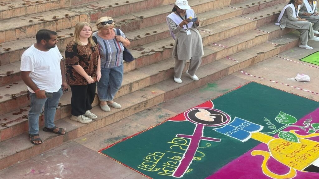 चित्रकूट गौरव दिवस पर आईं दो महिला रशियन पर्यटक