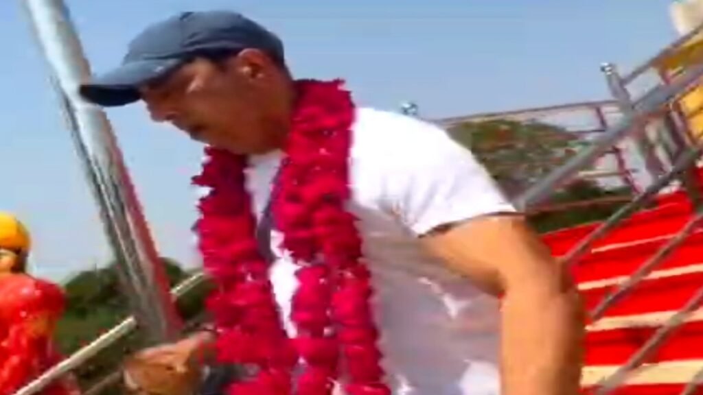 बिन्दु दारा सिंह जौरासी सरकार पहुंचे, पूजा की