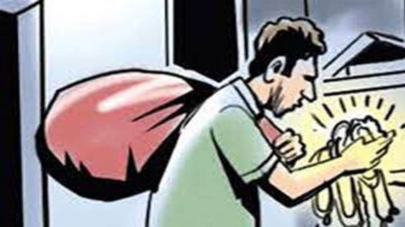 दिनदहाड़े घर से 10 लाख के जेवर चोरी  