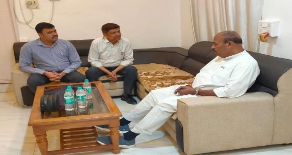 मंत्री खटीक आज सुबह दिल्ली से दमोह पहुंचे