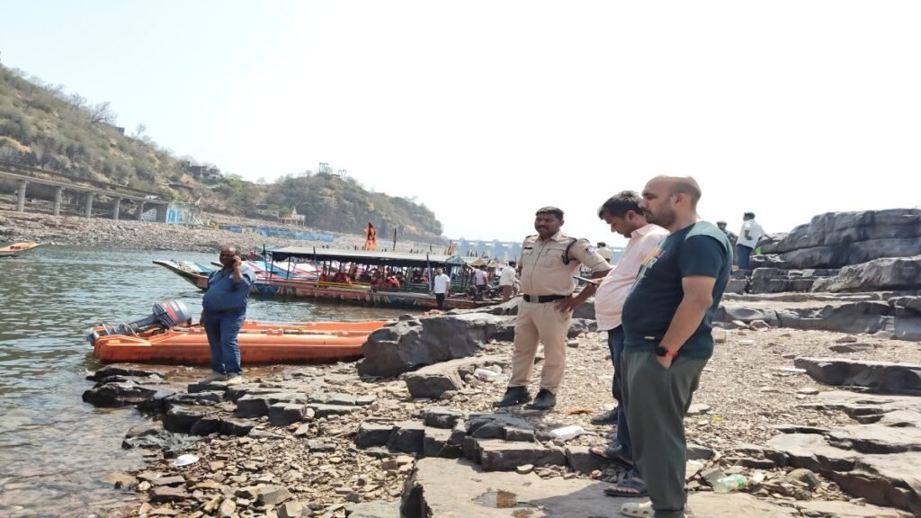 गहरे पानी में गए आदित्य भार्गव की तलाश जारी 48 घंटे बाद भी नहीं मिला शव परिजन ओंकारेश्वर पहुंचे