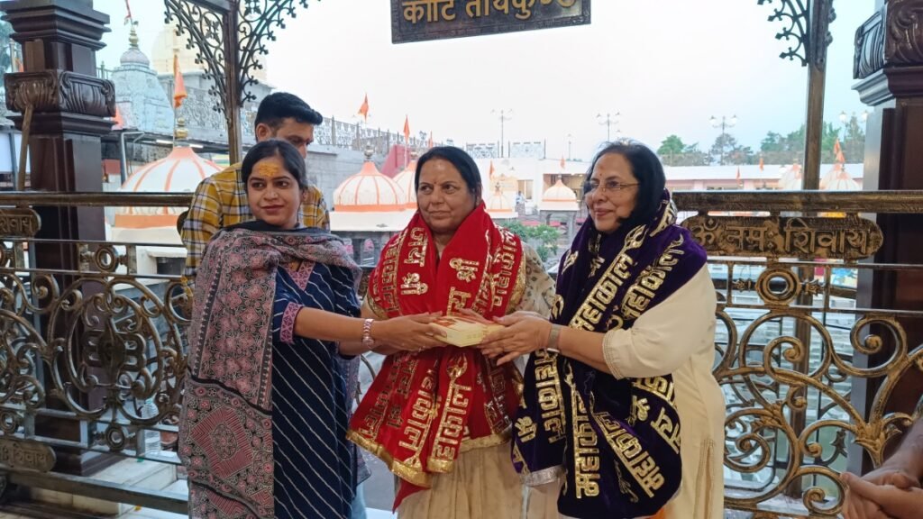 शिवसेना नेत्री नीलम भस्मार्ती में सम्मिलित हुई