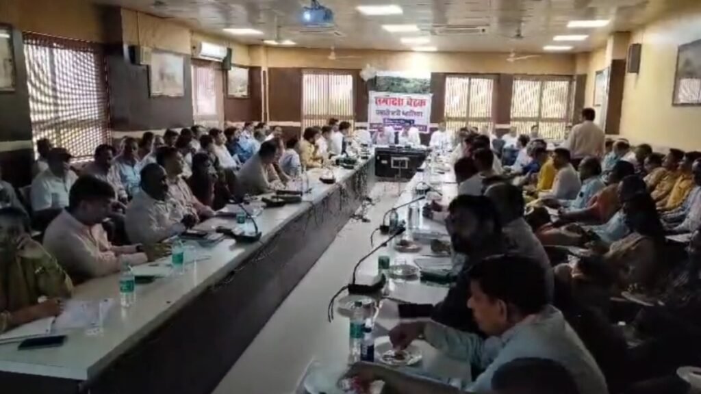 प्रभारी मंत्री कलेक्‍ट्रेट में ले रहे विभागों की समीक्षा बैठक