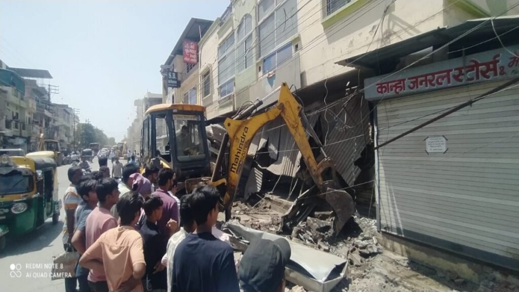 60 फीट रोड से 200 से अधिक दुकानों एवं मकानों के हटे अतिक्रमण