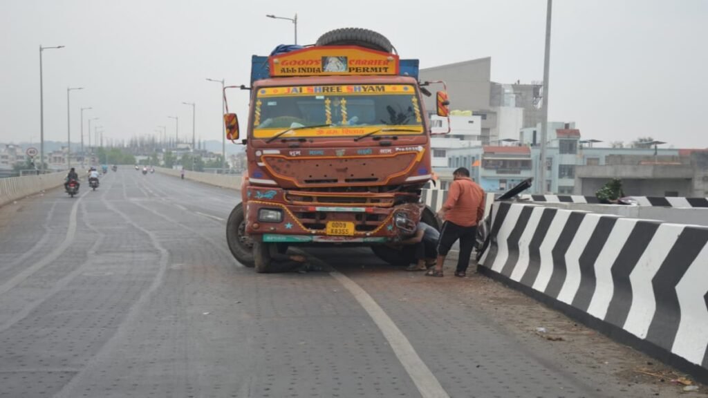 बेकाबू ट्रक फ्लाईओवर रोटरी से टकराया