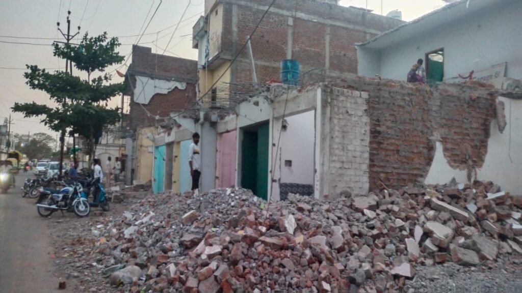 स्टार चौराहा से बड़ा मदरसा तक सड़क चौड़ीकरण में एक जैसी कार्रवाई नहीं