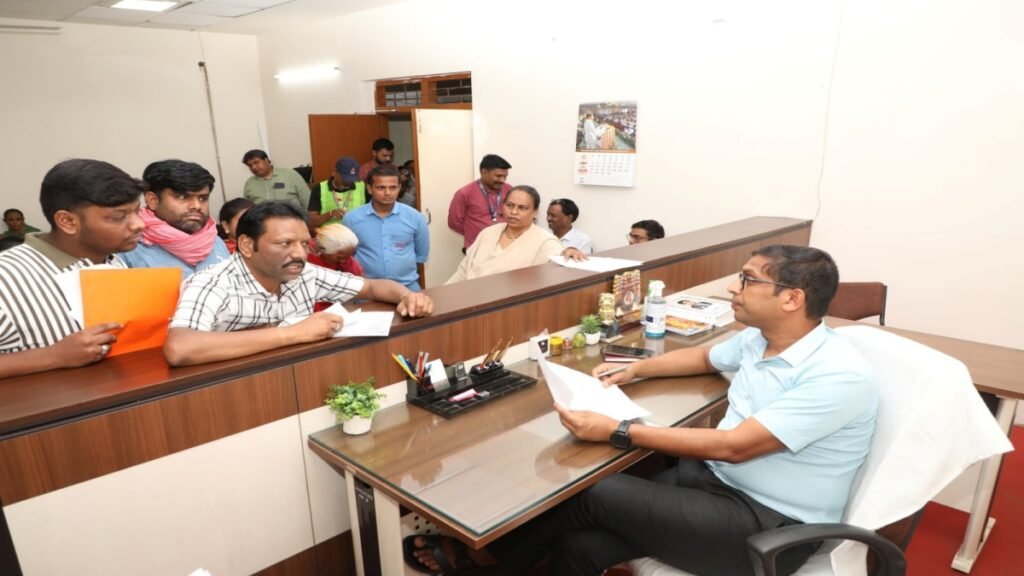 जनसुनवाई में अनुपस्थित रहने पर जिला शिक्षा अधिकारी निलंबित