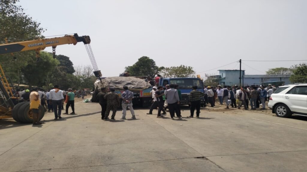 दो ट्रकों की टक्कर, केबिन में फसां चालक