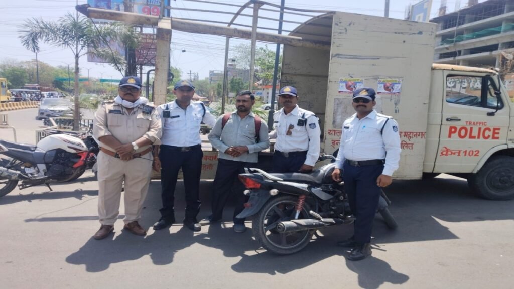 यातायात पुलिस ने पकड़ी चोरी की बाइक