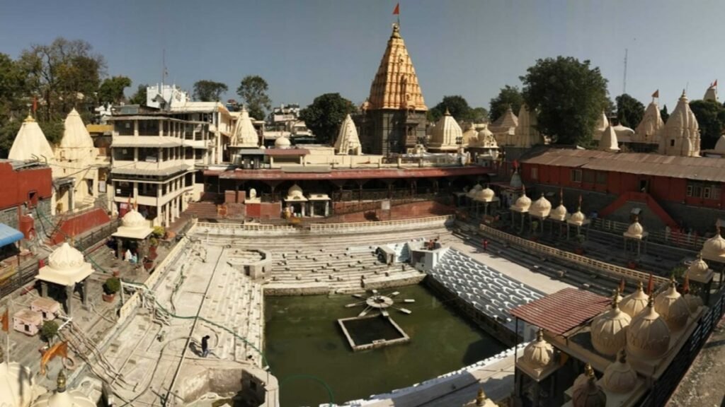 महाकाल में नहीं थम रहा प्रतिमाओं का क्षरण, मछलियों का भी मरण