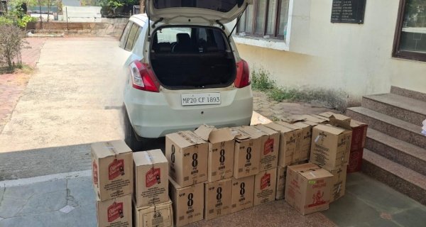 प्रेस लिखी कार में ढुल रही थी शराब, दो तस्कर धराए