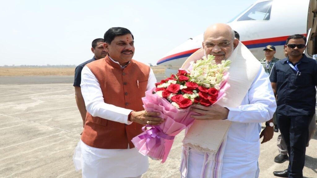 शाह का भोपाल पहुंचने पर स्वागत किया गया