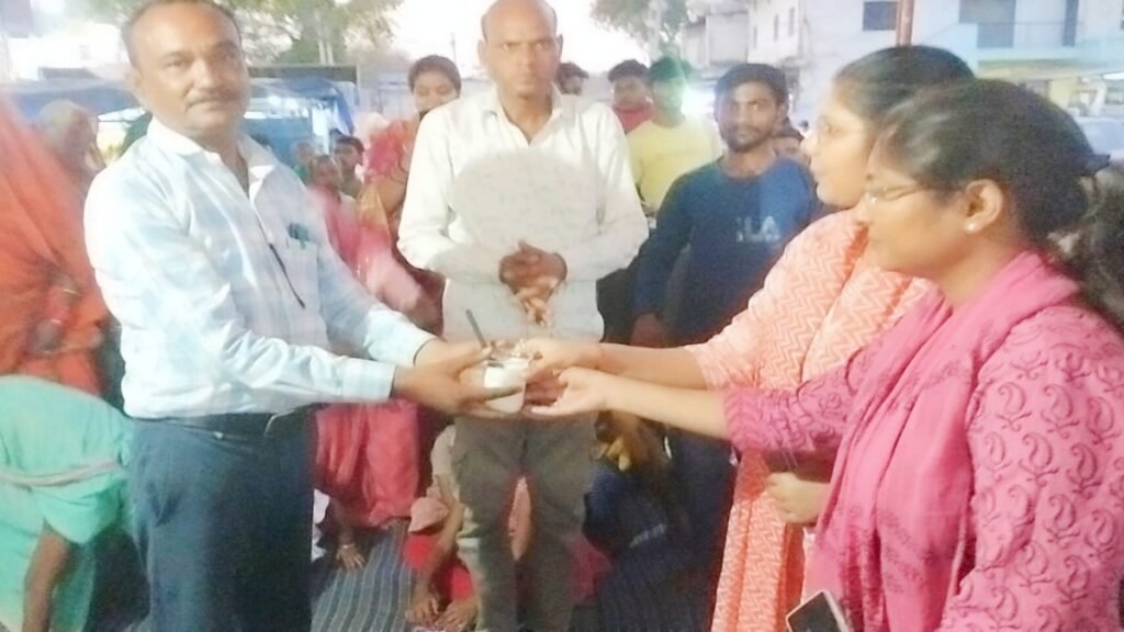 शराब दुकान हटी,जनपद सदस्य को जूस पिला खत्म कराया अनशन