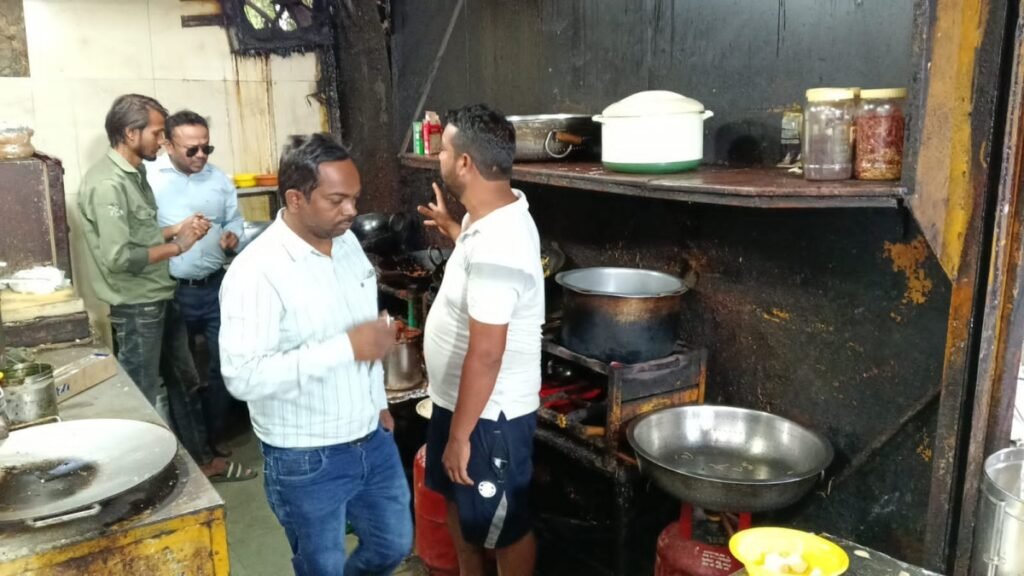 तिलहरी, एकता मार्केट और सदर चौपाटी में खाद्य विभाग का छापा