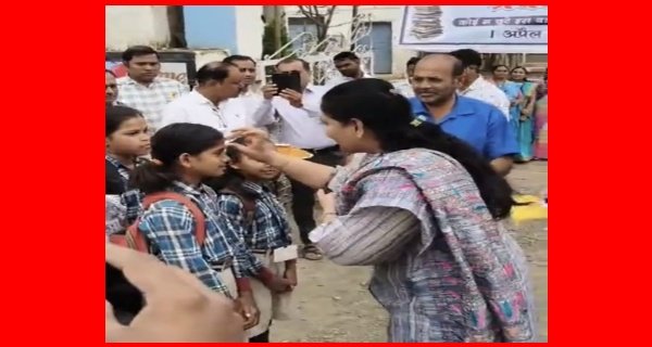 स्कूलों में विद्यार्थियों का पुष्प वर्षा कर स्वागत