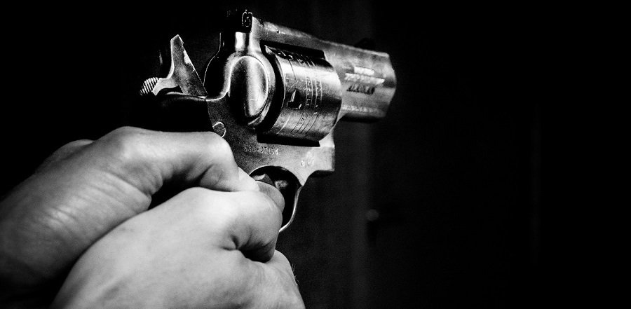 कृषि मंडी में चलीं गोलियां, मची भगदड़