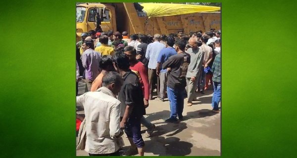 आजाद नगर में डंपर की चपेट में आकर मासूम की मौत, स्थानीय लोगों का प्रदर्शन