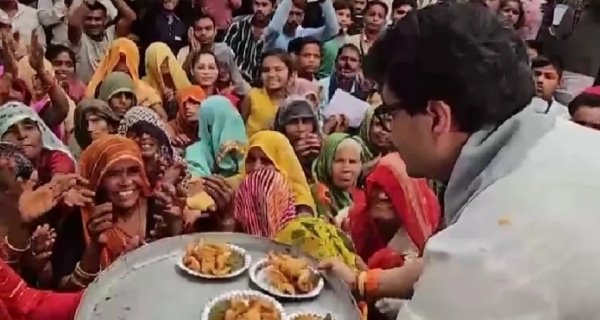 सिंधिया ने पकौड़े परोसे, लोकगीतों पर हुए मंत्रमुग्ध