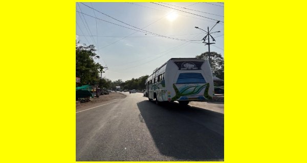 शहर के अंदर फर्राटा भरते घूम रहीं यात्री बसें