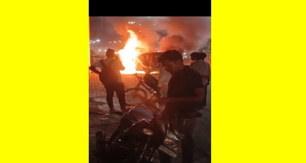 स्कार्पियो वाहन में आग से जलकर खाक