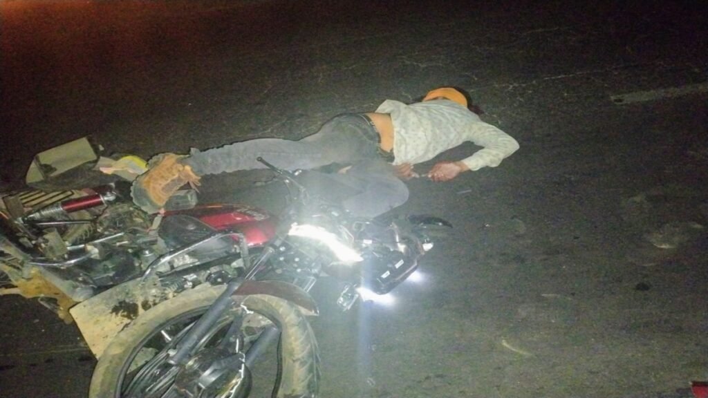 गोराघाट नेशनल हाईवे पर ट्रक की टक्कर से बाइक सवार की मौत