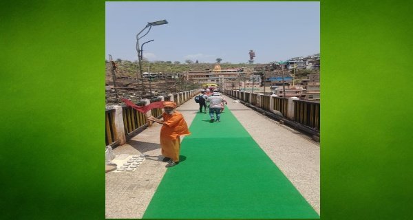 पुलों पर कार्पेट बिछाए भक्तों को राहत मिली