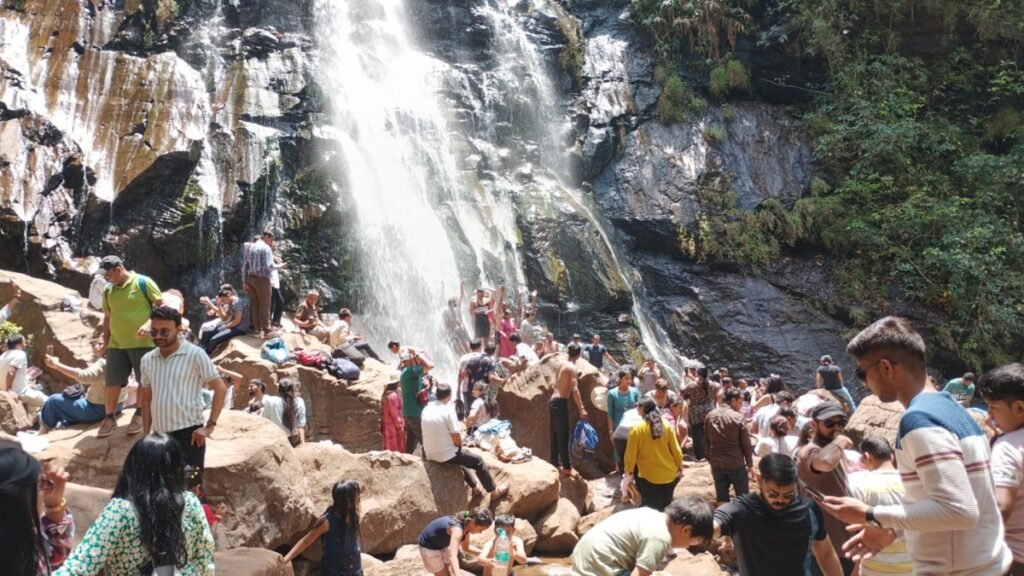 पचमढ़ी में सैलानियों की भीड़ बढ़ी, बाजारों में रौनक