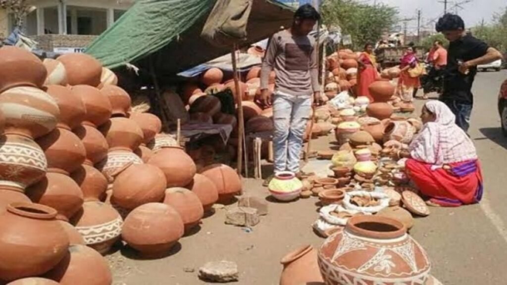 गर्मी में बढ़ी देशी फ्रिज की डिमांड