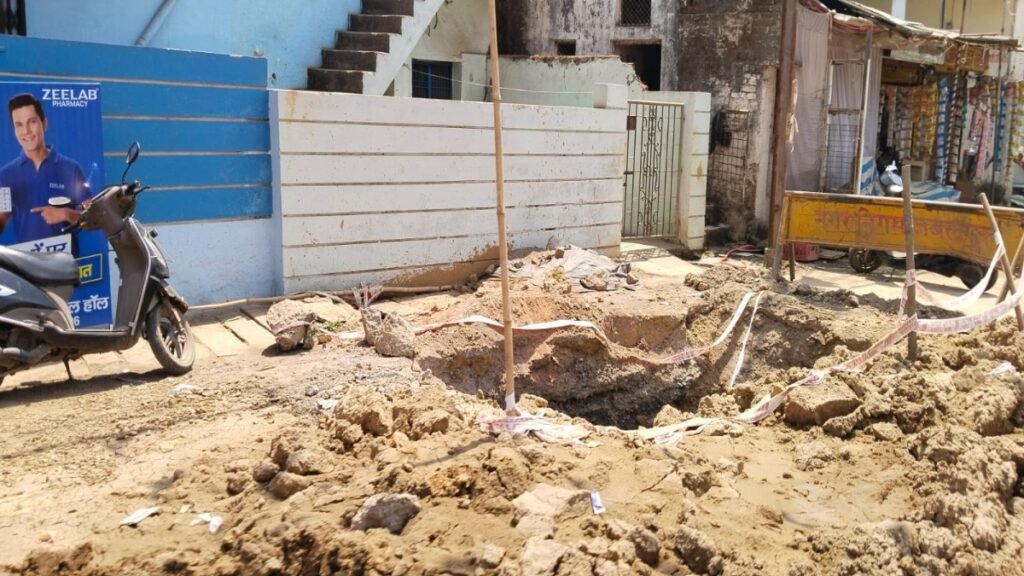 बनी बनाई सड़क खोदकर डाल रहे पाइप लाइन