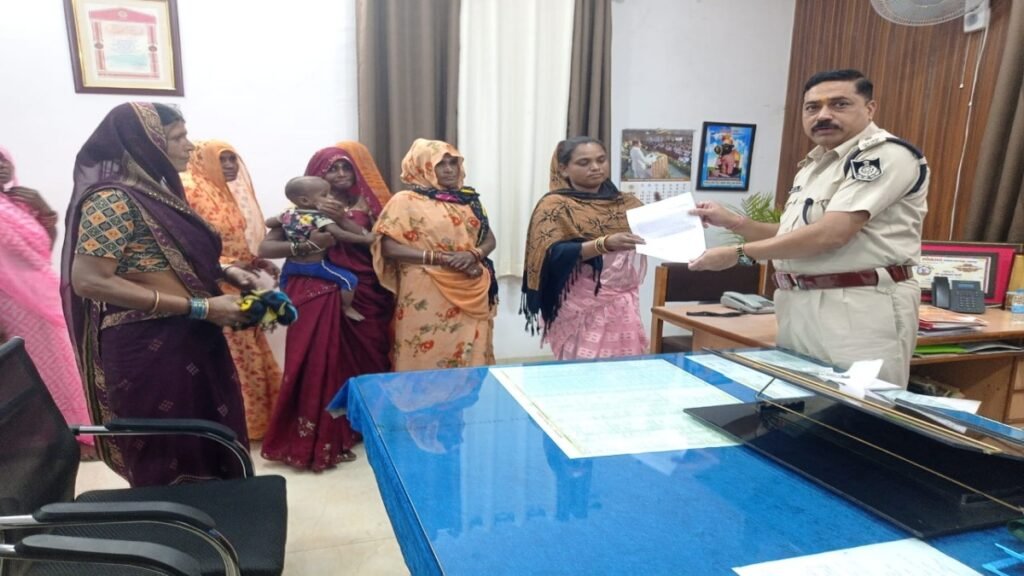 पुलिस अधीक्षक से गुहार, बदमाश दे रहा महिला को धमकी