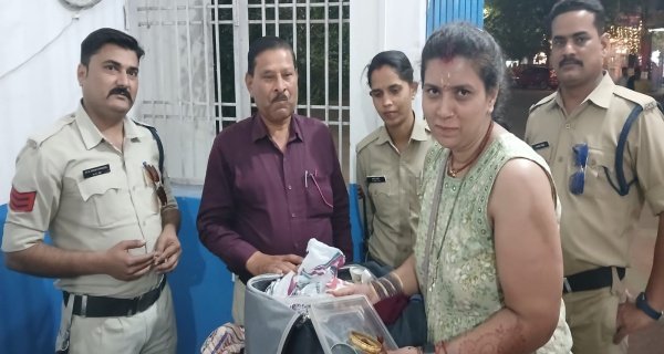 6 लाख की ज्वेलरी से भरा बैग हो गया था गुम, पुलिस ने ढूंढ कर लौटाया