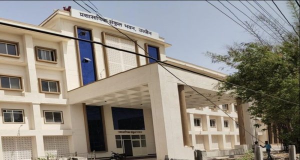 कलेक्टर कार्यालय में अटैच गाड़ियों का लाखो रुपया बकाया