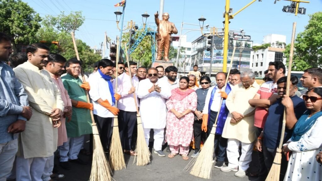 अंबेडकर प्रतिमा स्थल पर भाजपा नेताओं ने की सफाई