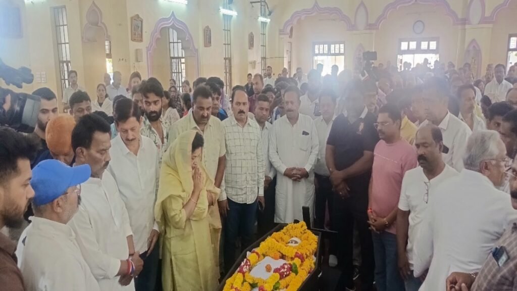 आतंकी हमले में शहीद सुशील नथानियल को नंदानगर चर्च पर लोगों ने दी अंतिम विदाई