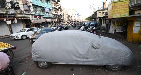 बोगदा पुल से स्लाटर हाउस तक के मार्ग पर सड़कों पर ही खड़े रहते हैं वाहन