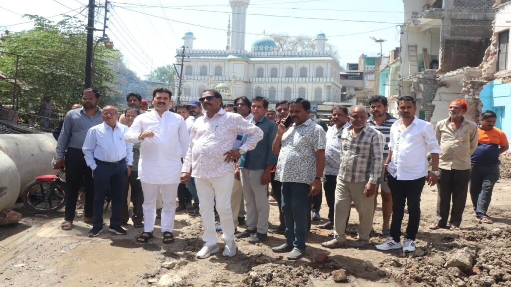 चन्द्रभागा से कलालकुई मस्जिद तक सड़क निर्माण का निरीक्षण