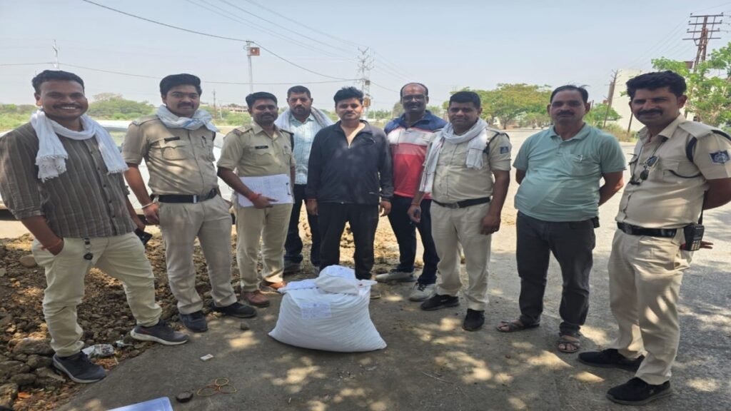 तीन तस्कर गिरफ्तार, 12 किलो गांजा जब्त