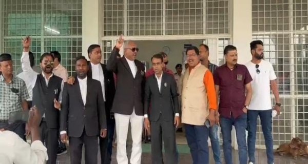 वाहन चेकिंग: अभद्रता के आरोप में वकीलों ने घेरा थाना, SI को सस्पेंड करने की मांग