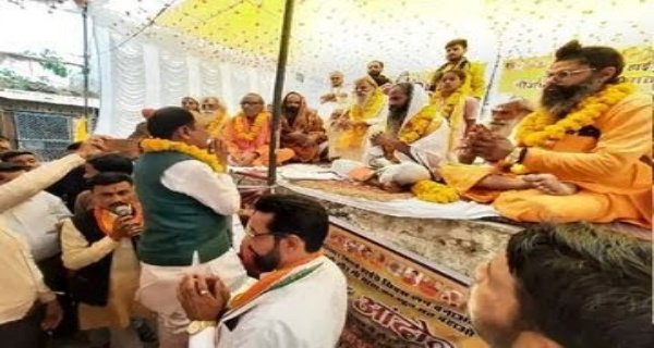 संतों की भूख हड़ताल टूटी, आंदोलन जारी रखने पर निर्णय आज