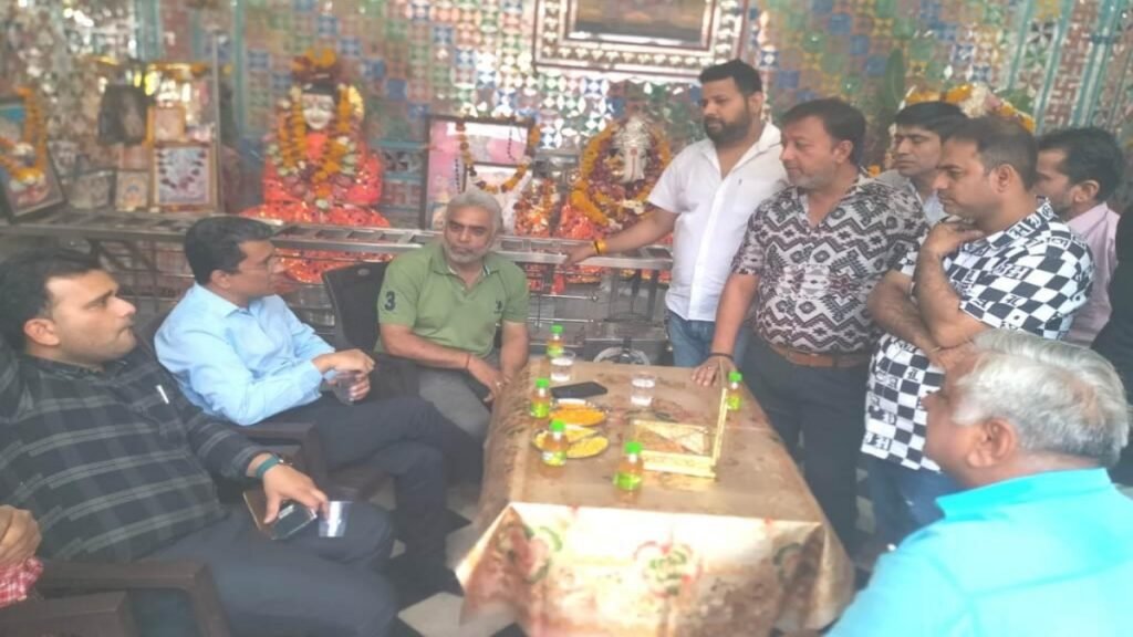 निगम की खाली दुकानों के लिये व्यापारियों से मिले निगम अधिकारी