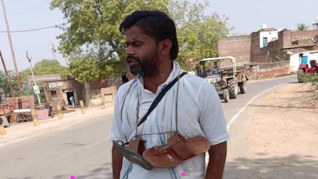 चप्पलों की माला पहनकर नंगे पांव कलेक्टर से मुलाकात करने निकले प्राचार्य